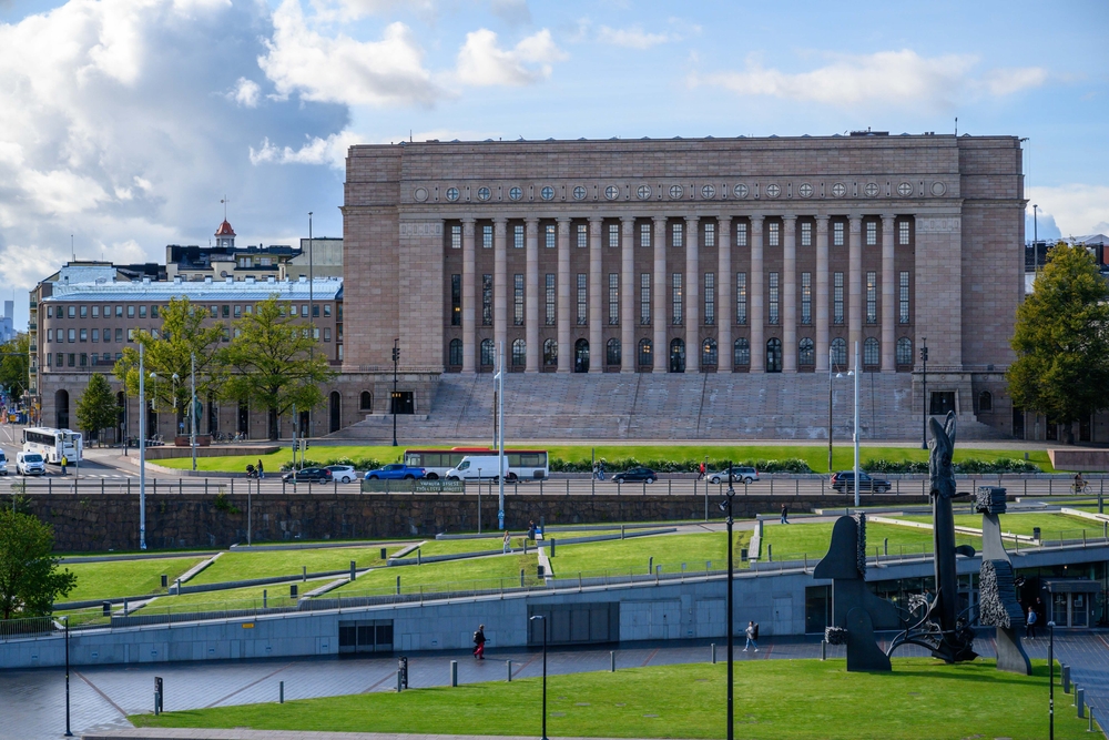 Eduskuntatalo aurinkoisessa säässä.