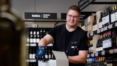 Mikko Eronen työskentelee Alkossa.