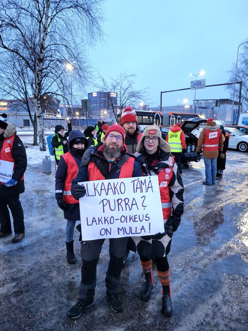 Pamilaisia lentokenttätunnelmissa.Kuvassa oikealla Marimekon pääluottamusmies Tuuli Elokangas.