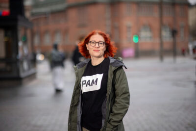 Annika Rönni-Sällinen torilla mustassa PAM-paidassa.