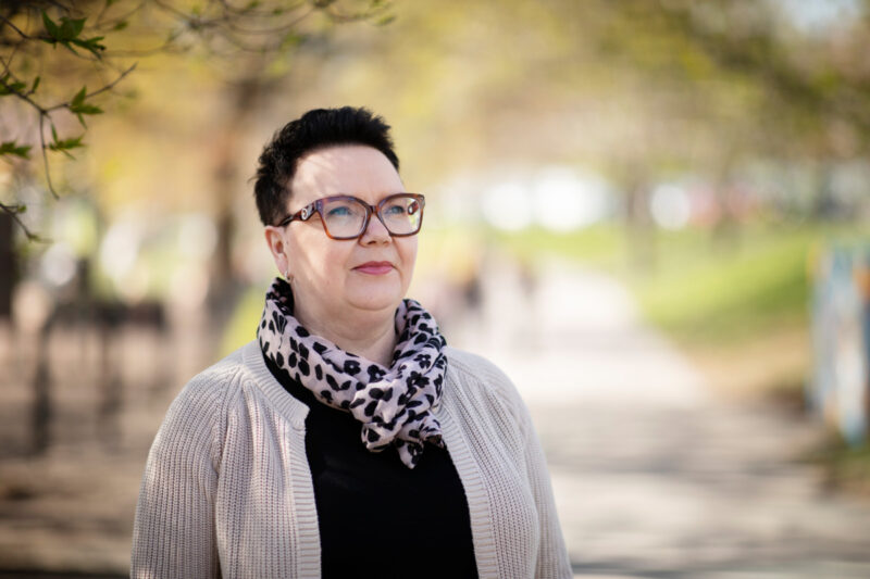 Anne Kuronen kuvattuna puistossa