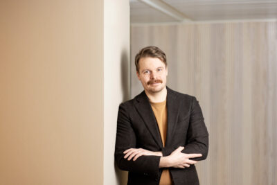 PAMin pääekonomisti Olli Toivanen nojaa seinään