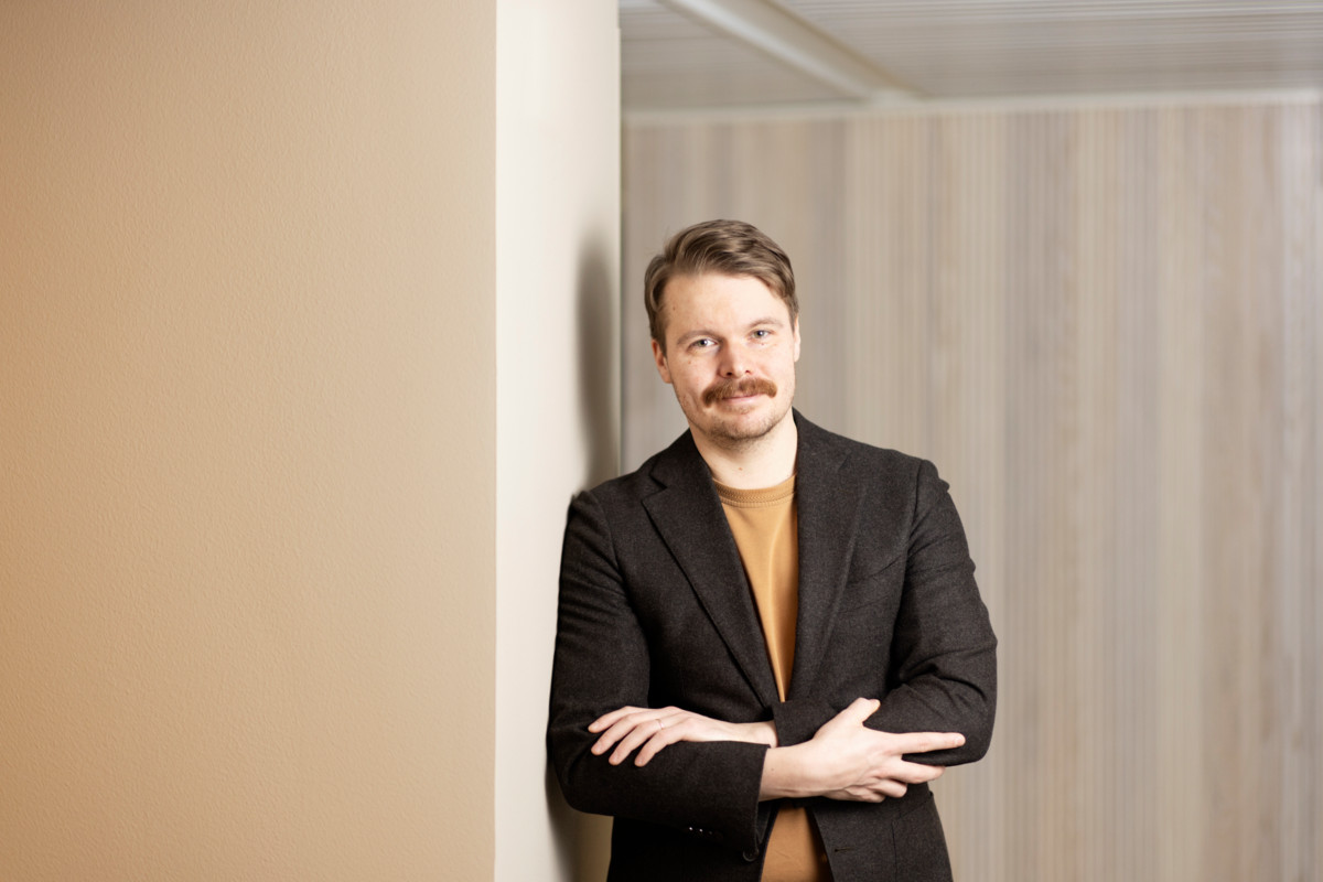 PAMin pääekonomisti Olli Toivanen nojaa seinään