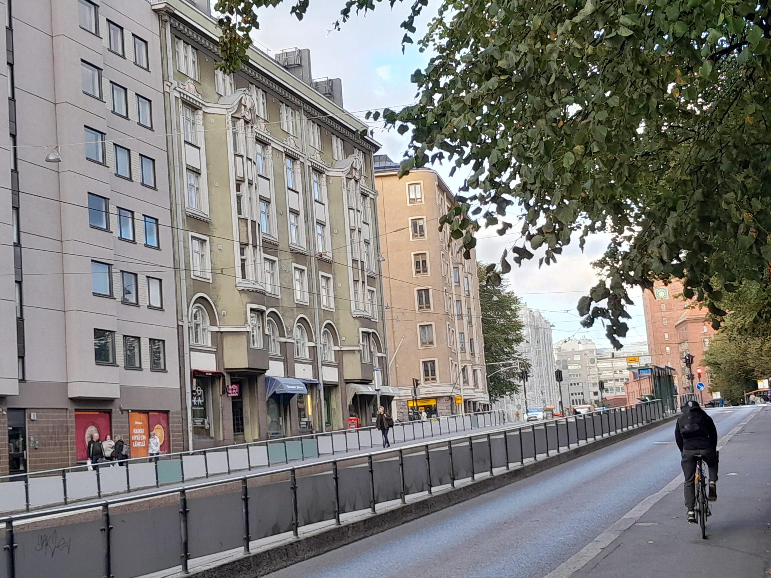 Kerrostaloja, katunäkymä, pyöräiilijä