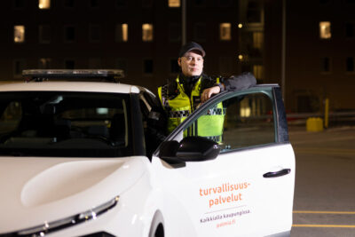 Palmian vartija valkoisen auton kanssa