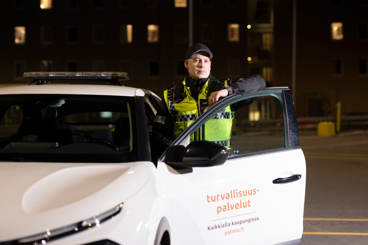 Palmian vartija valkoisen auton kanssa