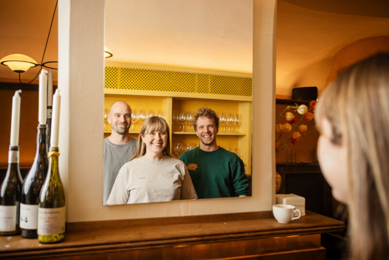 Leif Halvrson, Laura Styyra ja Tom Hansen katselevat itseään peilikuvan kautta.