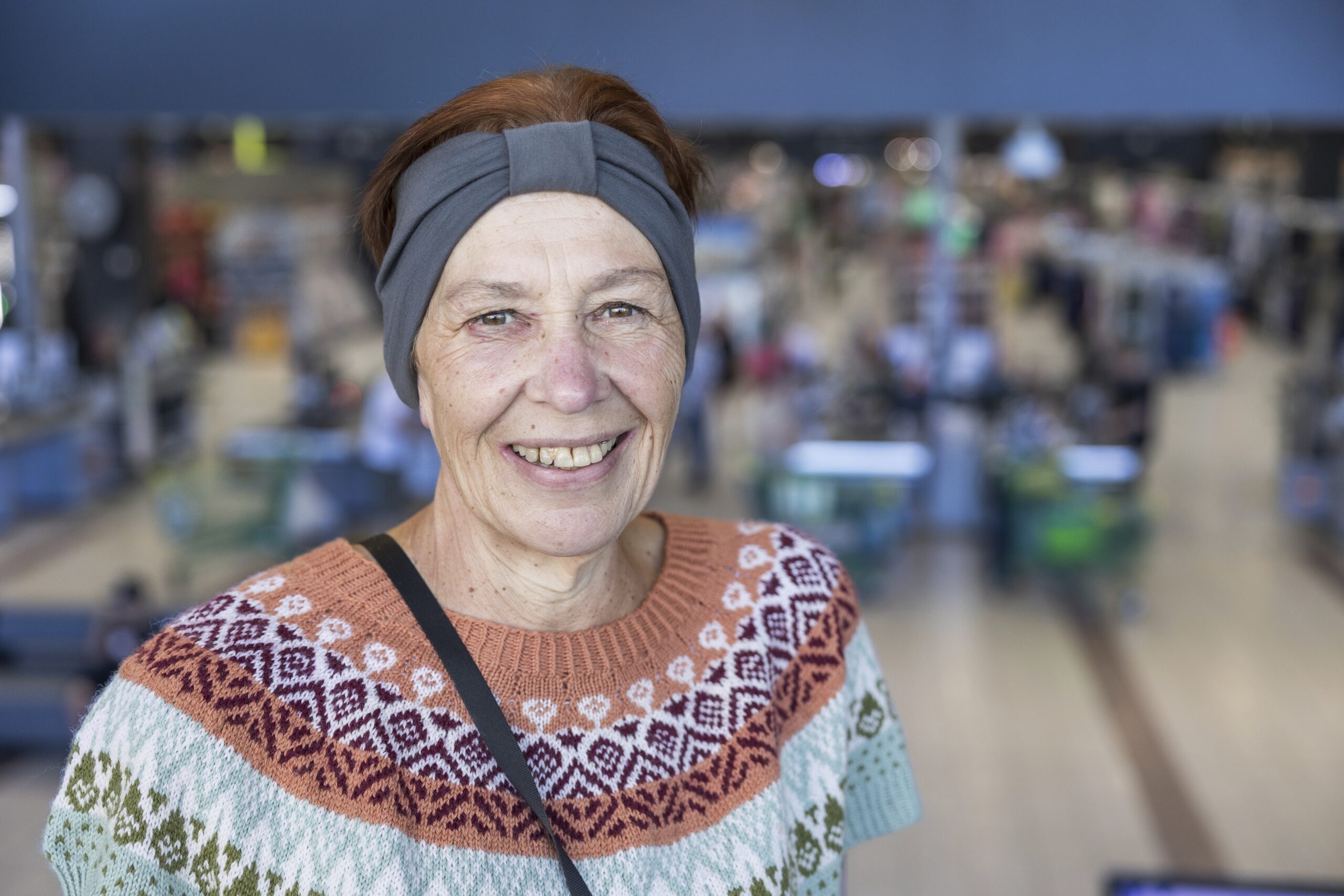 Kuvassa esiintyvä Seija Jaatinen katsoo suoraan kameraan ja hymyilee.