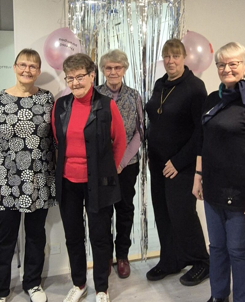 Ihmisiä PAMin 25-vuotisjuhlissa