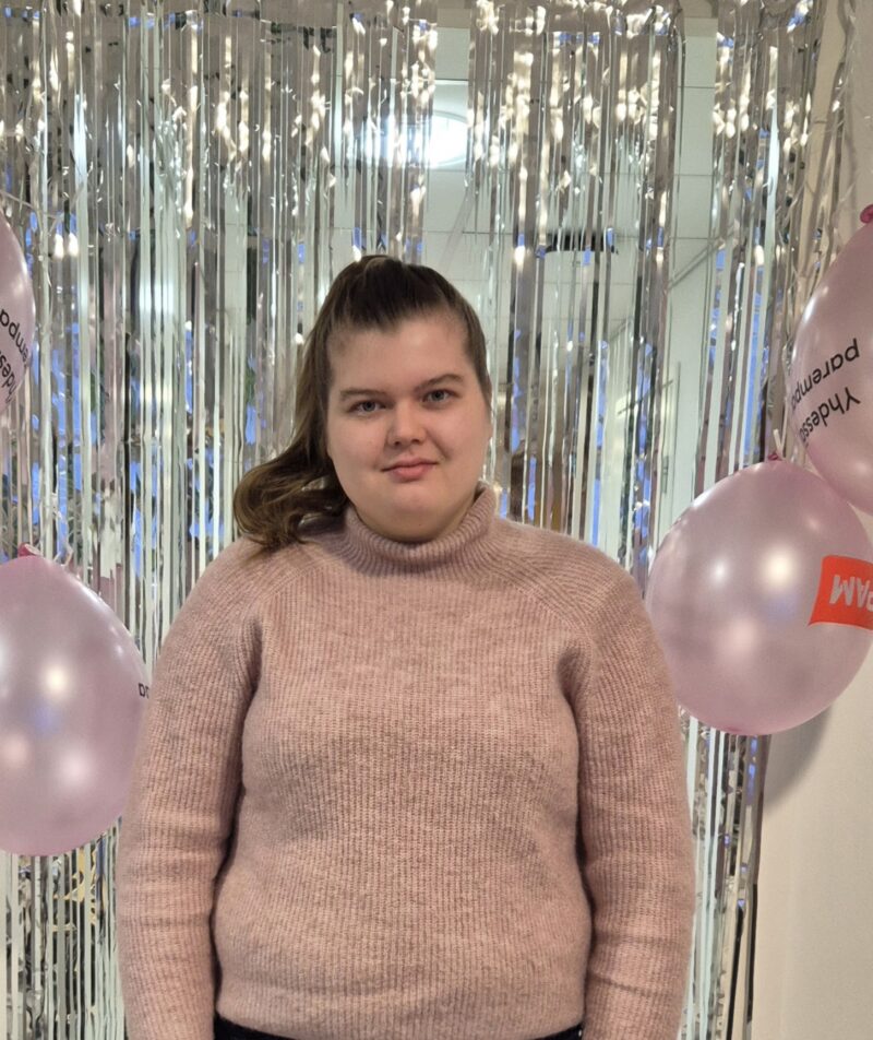 Ihminen ilmapallojen edessa PAMin 25-vuotisjuhlissa