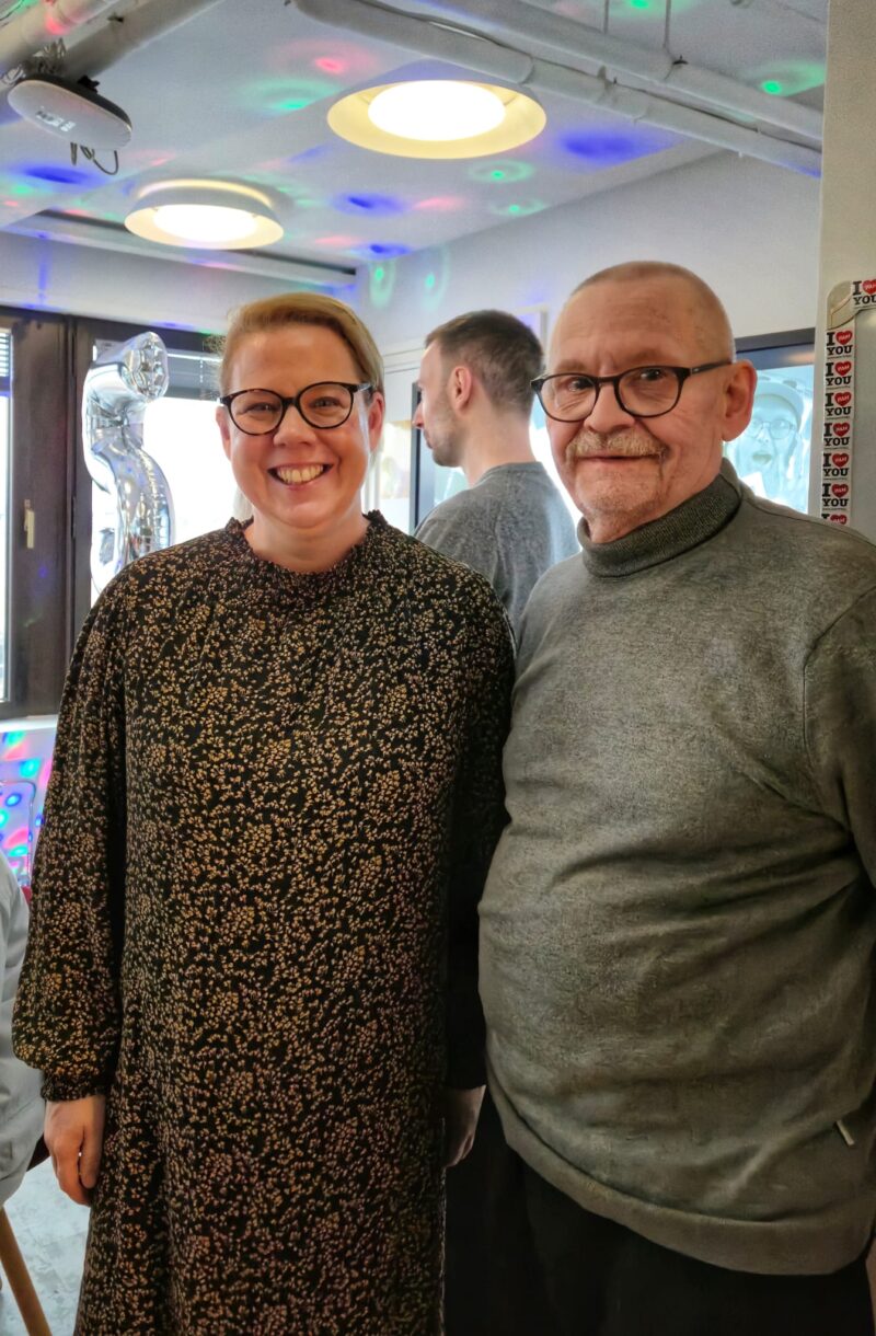 Kaksi ihmistä seisoo kuvassa