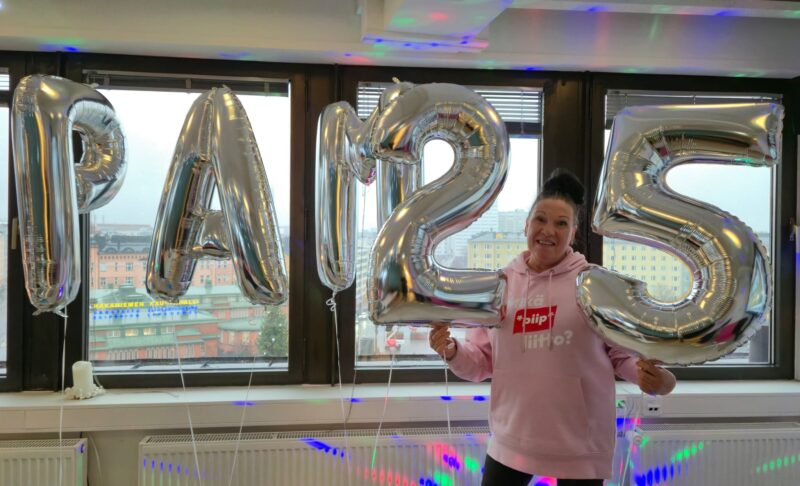 Ihminen ilmapallojen kanssa