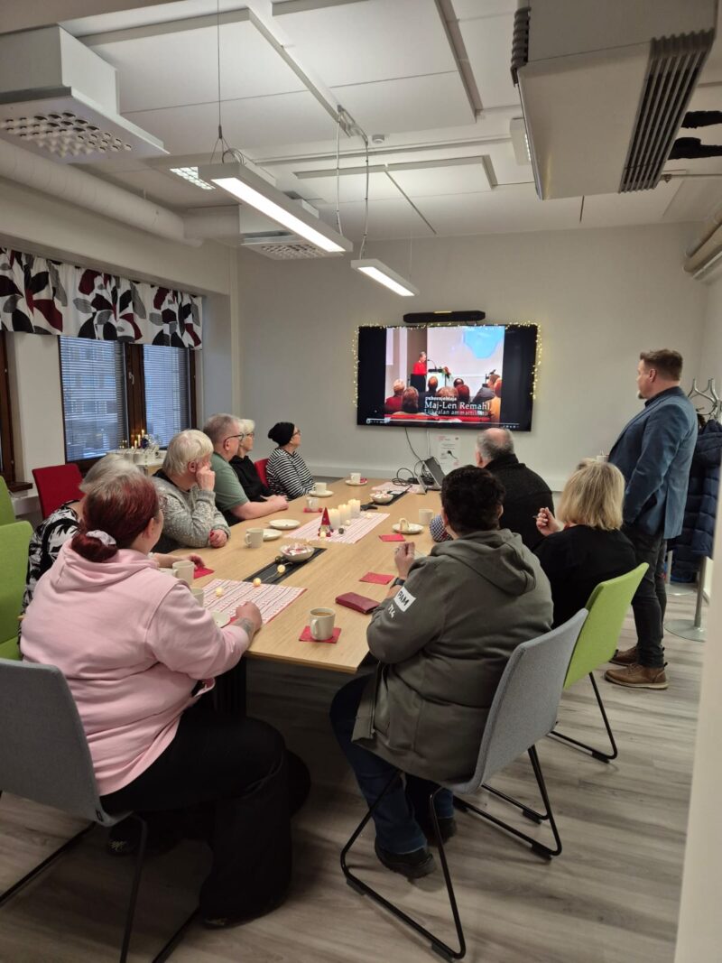 henkilöitä pöydän ympärillä