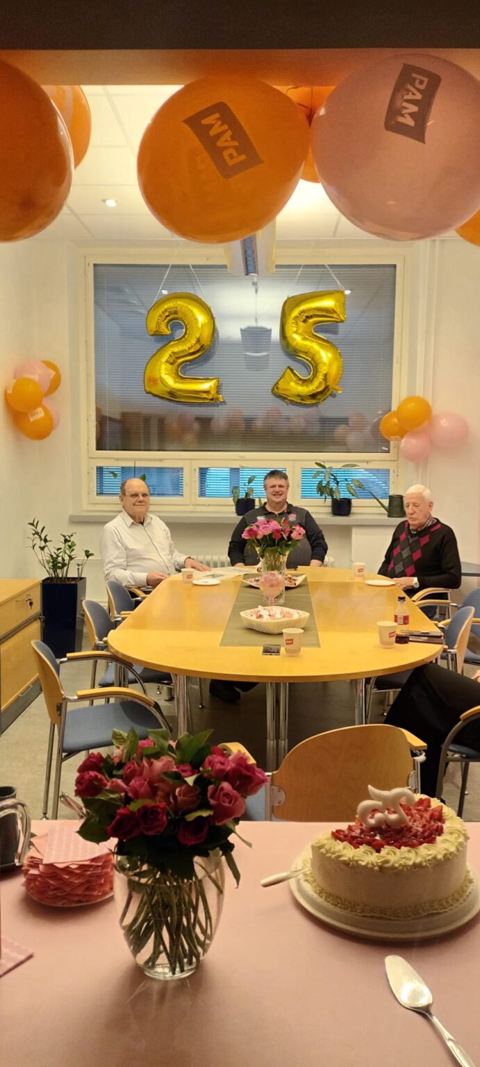 kolme henkilöä kakkukahveilla