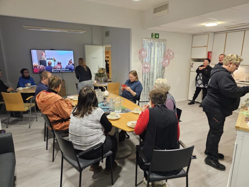 IHmisiä kakkukahvilla