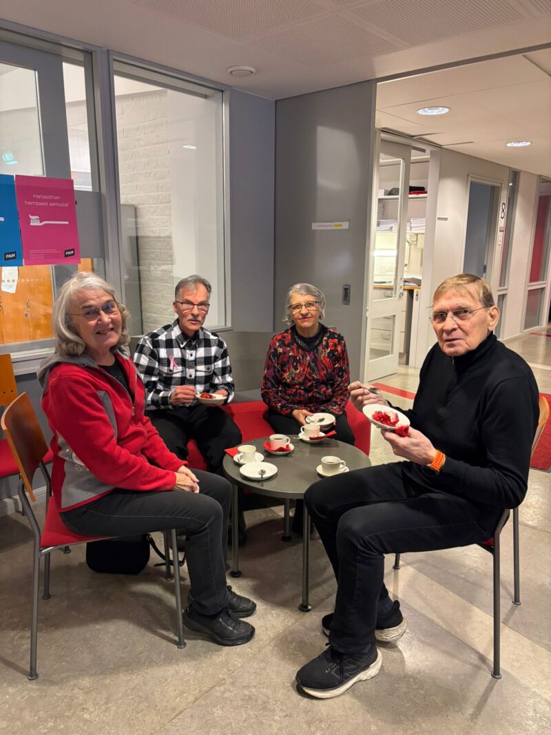 neljä ihmistä istumassa