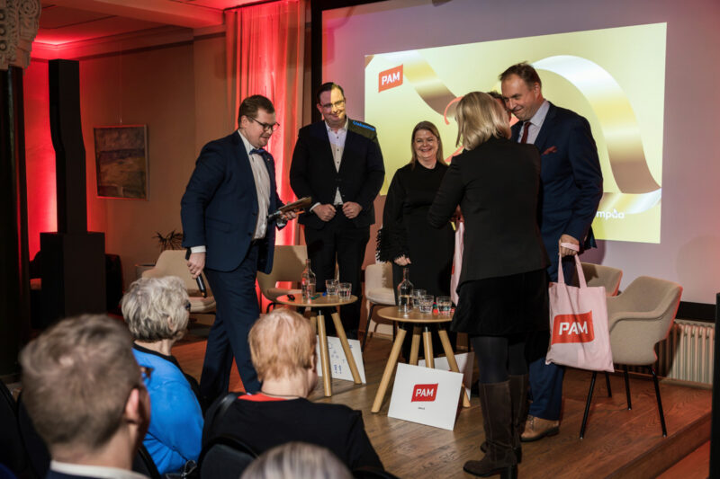 Ihmisiä PAMin juhlaseminaarissa