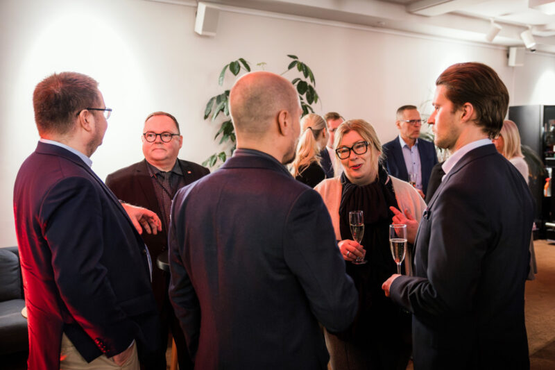 Ihmisiä keskustelemassa