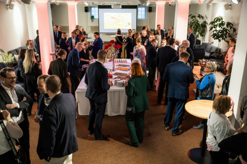 Ihmisiä coctail-tilaisuudessa