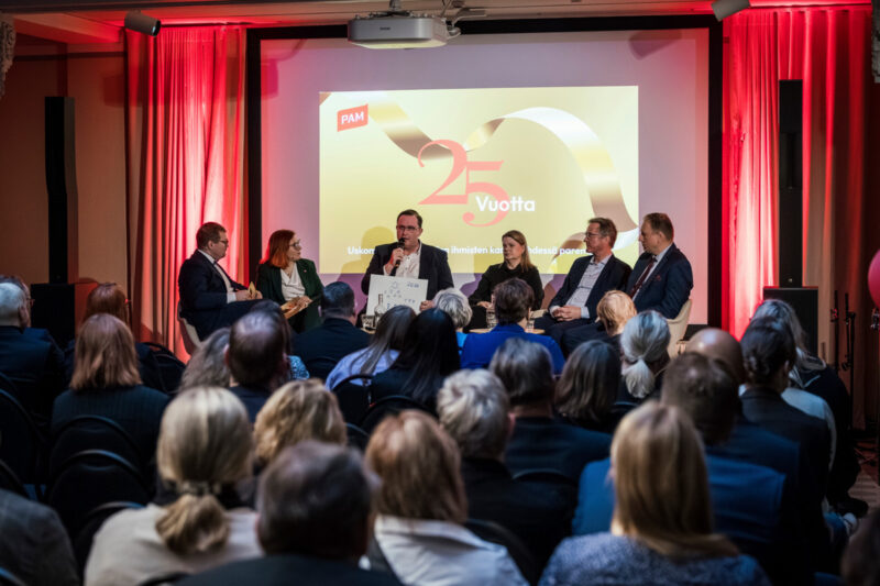 Paneeliin osallistujia juhlaseminaarissa