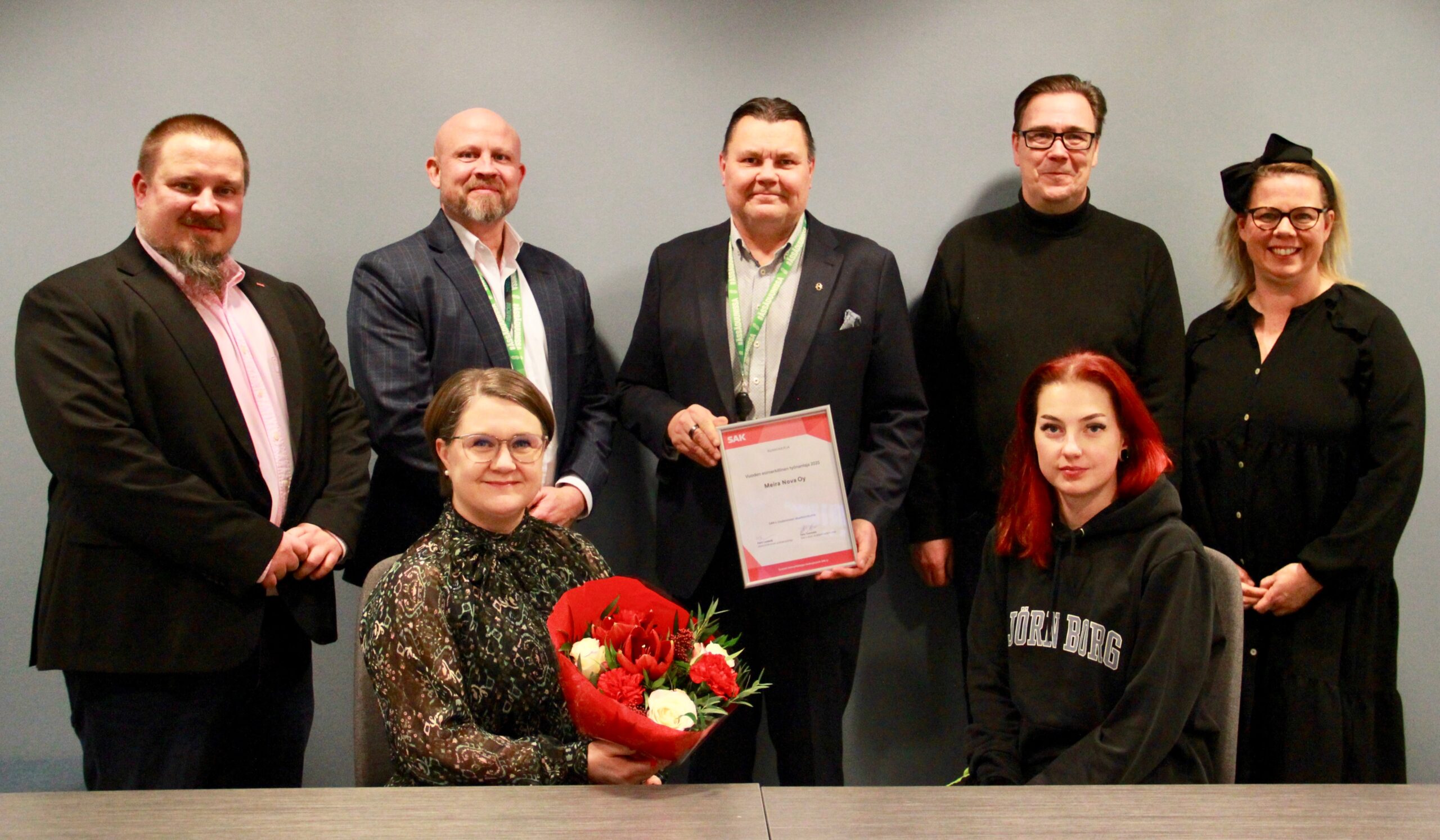 MeiraNovan henkilöitä ryhmäkuvassa.