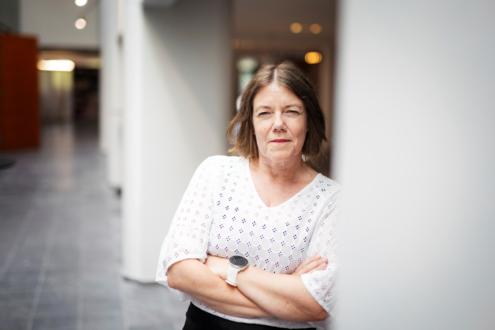 PAMin työehtojohtaja Sirpa Leppäkangas seisoo kädet puuskassa ja katsoo kameraan