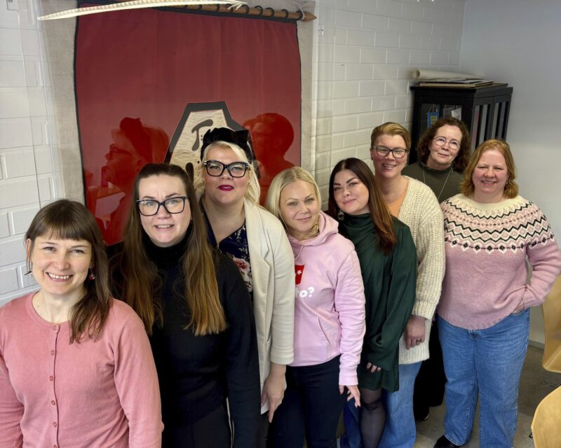 Henkilöt vasemmalta oikealle: Helsingin Kauppatyöntekijöiden (001) järjestäjä Tiina Tolonen ja varapääluottamusmies Maija Vantos, PAMin järjestämiskoordinaattori Niina Ruutinen ja järjestöasiantuntija Katja Palosaari, Pirkanmaan ammattiosasto Paminan (003) järjestäjä Sonja Tahlo ja puheenjohtaja Kirsi-Maria Mäntylä sekä Helsingin Kauppatyöntekijöiden puheenjohtaja Christa Pessi ja osaston työntekijä Kirsi Kuokkanen.