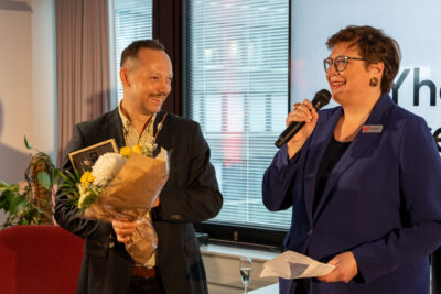 Toimittaja Paavo Teittinen vastaanottaa Yhdessä parempaa -palkinnon