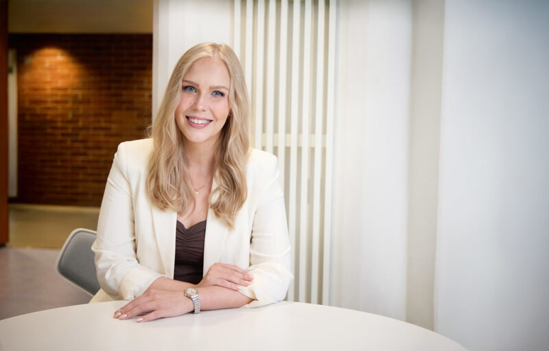 Kaupan liiton työmarkkina-asiantuntija Anniina Ulvila hymyilee ja katsoo kameraan.