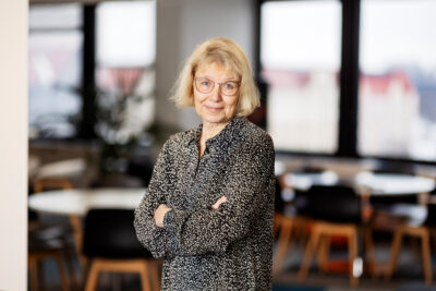 PAMin lakiasiainpäällikkö Arja Pohjola seisoo kädet puuskassa