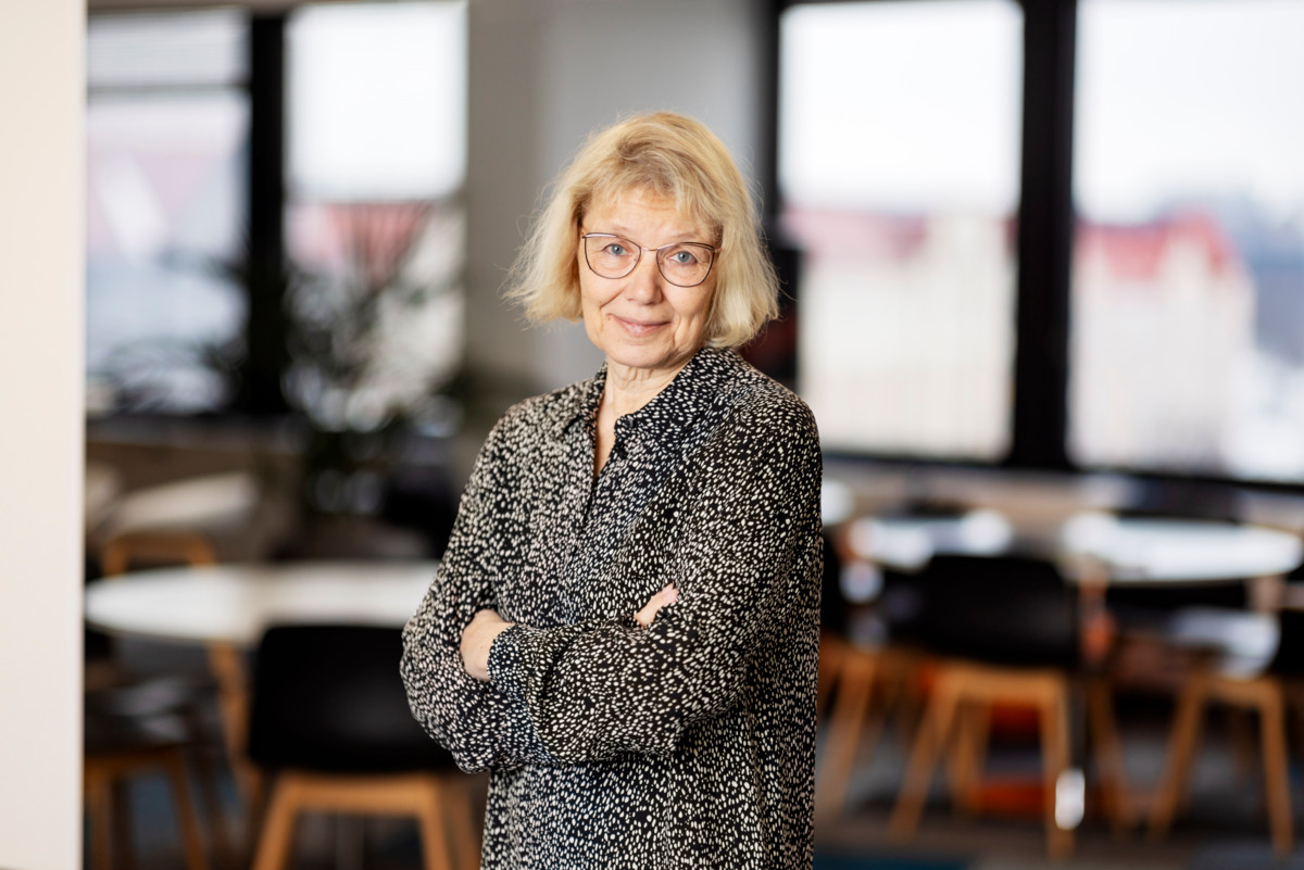PAMin lakiasiainpäällikkö Arja Pohjola seisoo kädet puuskassa