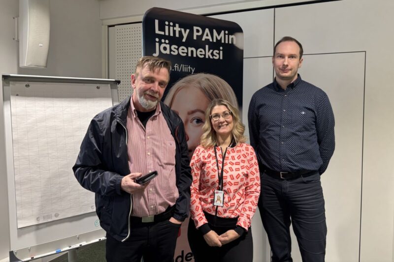 PAMin sopimusasiantuntija Jyrki Sinkkonen, Pirkanmaan aluepäällikkö Elisa Penders, Kaupan liiton Antti Huotilainen seisovat vierekkäin ja katsovat hymyillen kameraan.