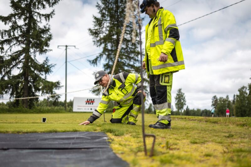 Golfkentän hoitajat Jukka Riikonen ja Vesa Heikkinen ovat töissä Tarina Golfilla Siilinjärvellä.